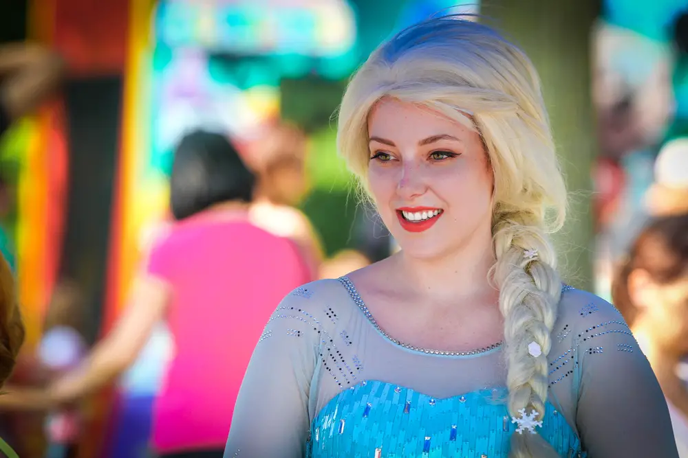 Actress-playing-Elsa-role-from-Frozen-movie
